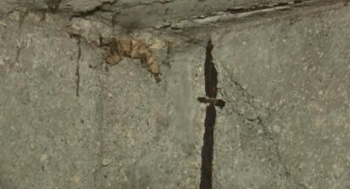 Esenler ve Bayrampaşa'da iki binadaki çatlaklar korkutuyor