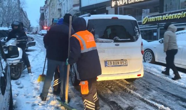 Esenyurt ve Ataşehir'de kar lastiği olmayan araçların buzlanan yollarda zor anları