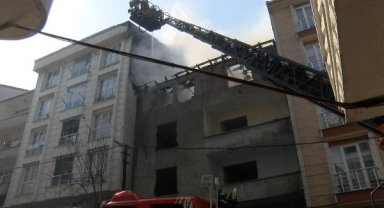 Esenyurt'ta metruk binada çıkan yangın üç binaya zarar verdi