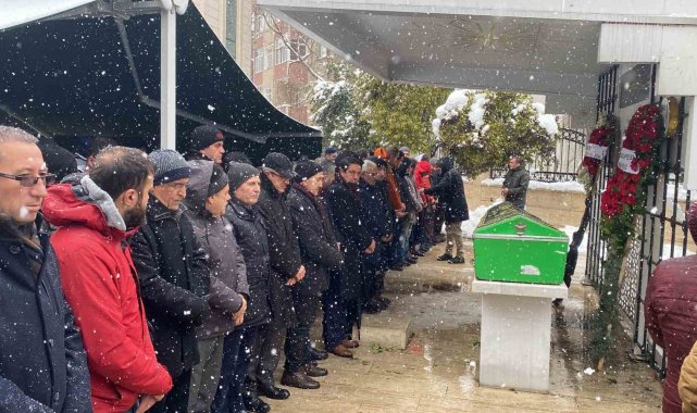 Eşi ve çocuğuyla birlikte enkaz altında can vermişti, Kocaeli'de son yolculuğuna uğurlandı