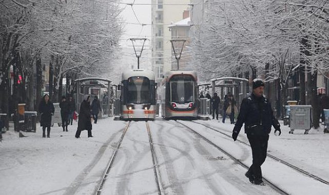 Eskişehir'de kent merkezine mevsimin ilk karı yağdı