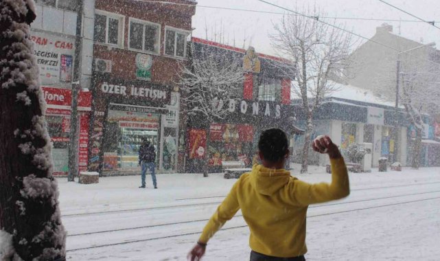 Eskişehir'de yılın ilk kartopu savaşı