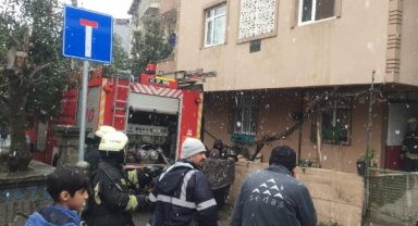 Evini ateşe verip, 3'üncü kattan atladı