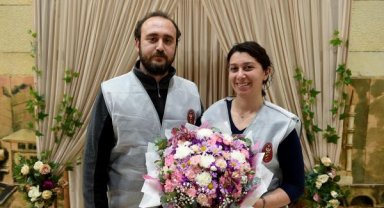 Evlenecekleri gün depremi yaşayan veteriner çift, gönüllü çalıştıkları Hatay'da mola verip, nikah kıydı