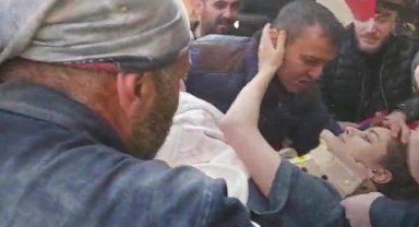 Eylül enkazdan 38 saat sonra çıkarıldı, babası kızına sarılıp ağladı