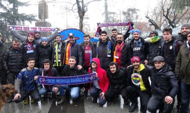 Ezeli rakiplerden ebedi dostluk; taraftarlar, depremzedeler için tek yürek