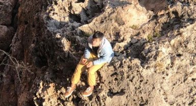 Falezlerde mahsur kalan depremzede Yiğit'i ekipler kurtardı