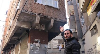 Farklı yapısıyla dikkat çeken 5 kolonlu, 3 katlı, 45 yıllık bina çökme riskiyle karşı karşıya