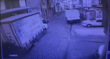 Fatih'te 3 katlı metruk binanın çöktüğü anlar kamerada