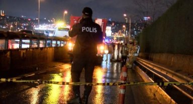 Fatih'te bariyere çarpan otomobil yan yattı: 1 yaralı