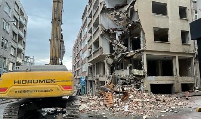 Fatih'te bina yıkımında tedbir almayan müteahhitte cezai işlem