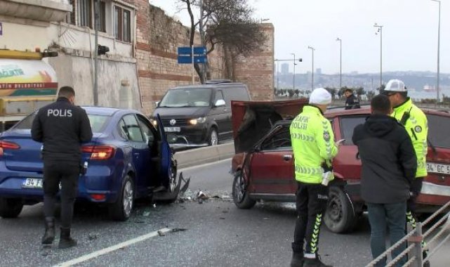 Fatih'te karşı şeride geçerek kaza yapan sürücü, olay yerinden kaçtı