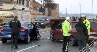 Fatih'te karşı şeride geçerek kaza yapan sürücü, olay yerinden kaçtı