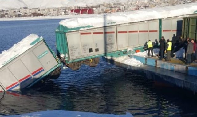 Feribot iskelesinde 2 vagon Van Gölü'ne düştü