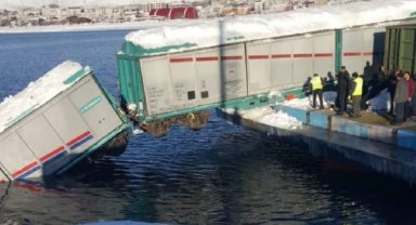 Feribot iskelesinde 2 vagon Van Gölü'ne düştü