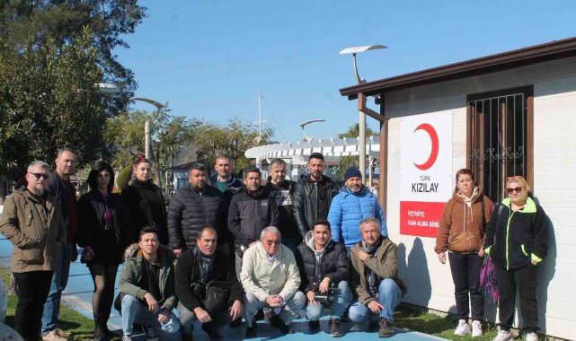 Fethiye'de gazeteciler depremzedeler için kan bağışında bulundu