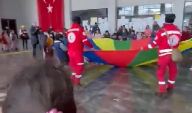 Filistinli ekipler, depremzede çocuklara psikolojik destek sağlıyor