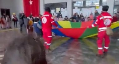 Filistinli ekipler, depremzede çocuklara psikolojik destek sağlıyor
