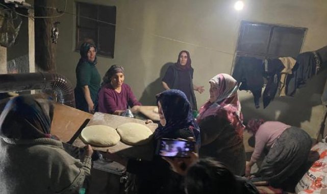 Fırınlarda ekmek pişirip, depremzedelere gönderiyorlar
