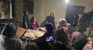 Fırınlarda ekmek pişirip, depremzedelere gönderiyorlar