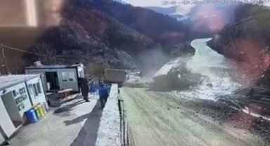 Freni boşalan kamyon devrildi; hayat kurtaran manevra kamerada