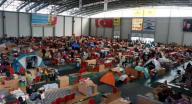 Fuar alanı, yaşam alanına dönüştürüldü; 7 bin kişi geceyi geçiriyor
