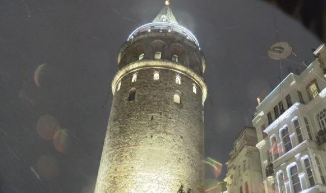 Galata Kulesi'nin korkulukları fırtınada hasar gördü