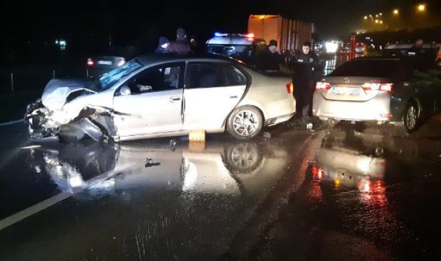 Gasbettiği otomobil ile polis aracına çarptı; 2'si polis 3 yaralı