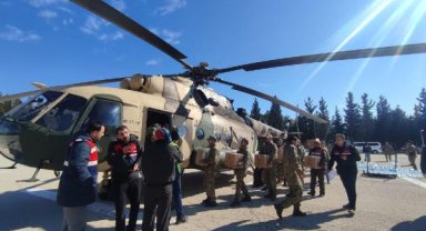 Gaziantep'in ilçelerinde depremzedelere askeri helikopterle yardım