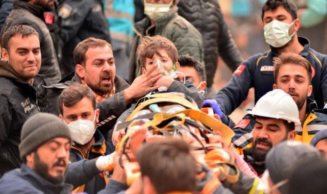 Gaziantep'te aynı aileden 3 kişi 108'inci saatte enkazdan kurtarıldı; Ela döner istedi