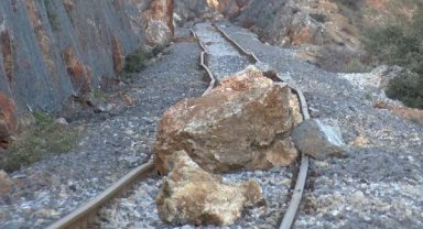 Gaziantep'te, depremde 6 tren devrildi, kayalar raylara düştü