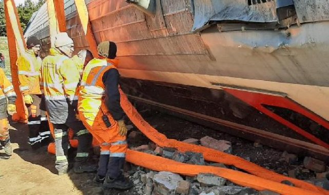 Gaziantep'te depremde devrilen 6 tren kaldırıldı