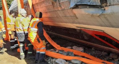 Gaziantep'te depremde devrilen 6 tren kaldırıldı