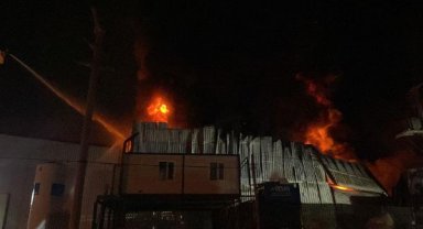Gebze'de geri dönüşüm deposunda çıkan yangın, imalathaneye sıçradı