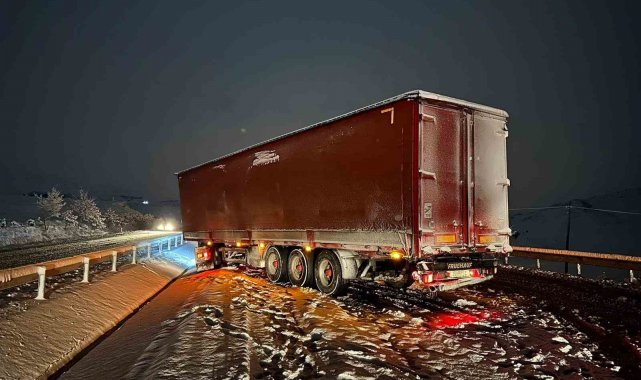 Gece saatlerinde etkili olan kar yağışı trafikte olumsuzluklara neden oldu