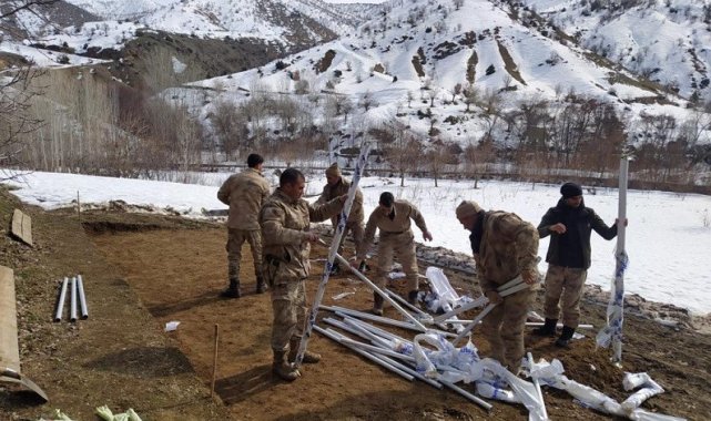 Genç'te evleri hasar gören vatandaşlar için çadır kuruldu