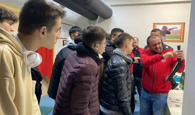 Gençler Bahçeşehir Gençlik merkezini inceledi
