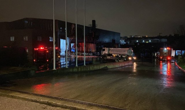 Geri dönüşüm fabrikasında çıkan yangın ekipleri harekete geçirdi