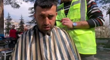 Gönüllü berberler, depremzedeler ile arama- kurtarma ekiplerini tıraş etti