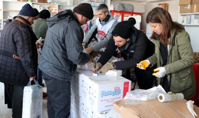 Gönüllü eczacılar, Elbistan'da ilaçları depremzedelere ücretsiz veriyor