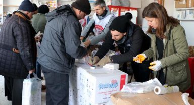 Gönüllü eczacılar, Elbistan'da ilaçları depremzedelere ücretsiz veriyor