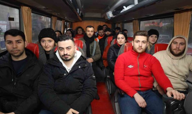 Gönüllü sağlıkçılar afet bölgesine gitmek için İzmit'ten yola çıktı
