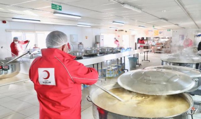 Gönüllü şefler depremzedeler için mutfağa girdi