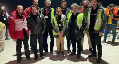 Gönüllülerden yardımların dağıtımında depremzedelere kurye hizmeti