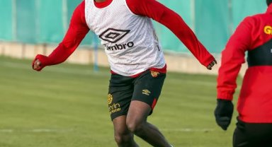 Göztepe'de Traore resmen imzaladı