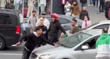Güngören'de cadde ortasında bıçaklı kavga kamerada