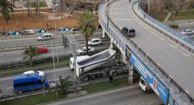 Hafriyat kamyonunun açılan damperi köprüye çarptı