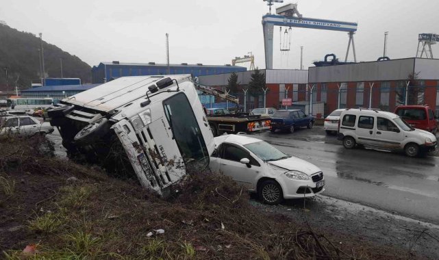 Hakimiyetini kaybeden kamyon aracın üzerine devrildi