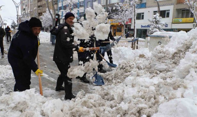 Hakkari Belediyesi kar küreme timi iş başında