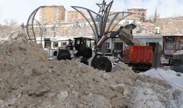 Hakkari Belediyesi'nin karla mücadele çalışmaları devam ediyor